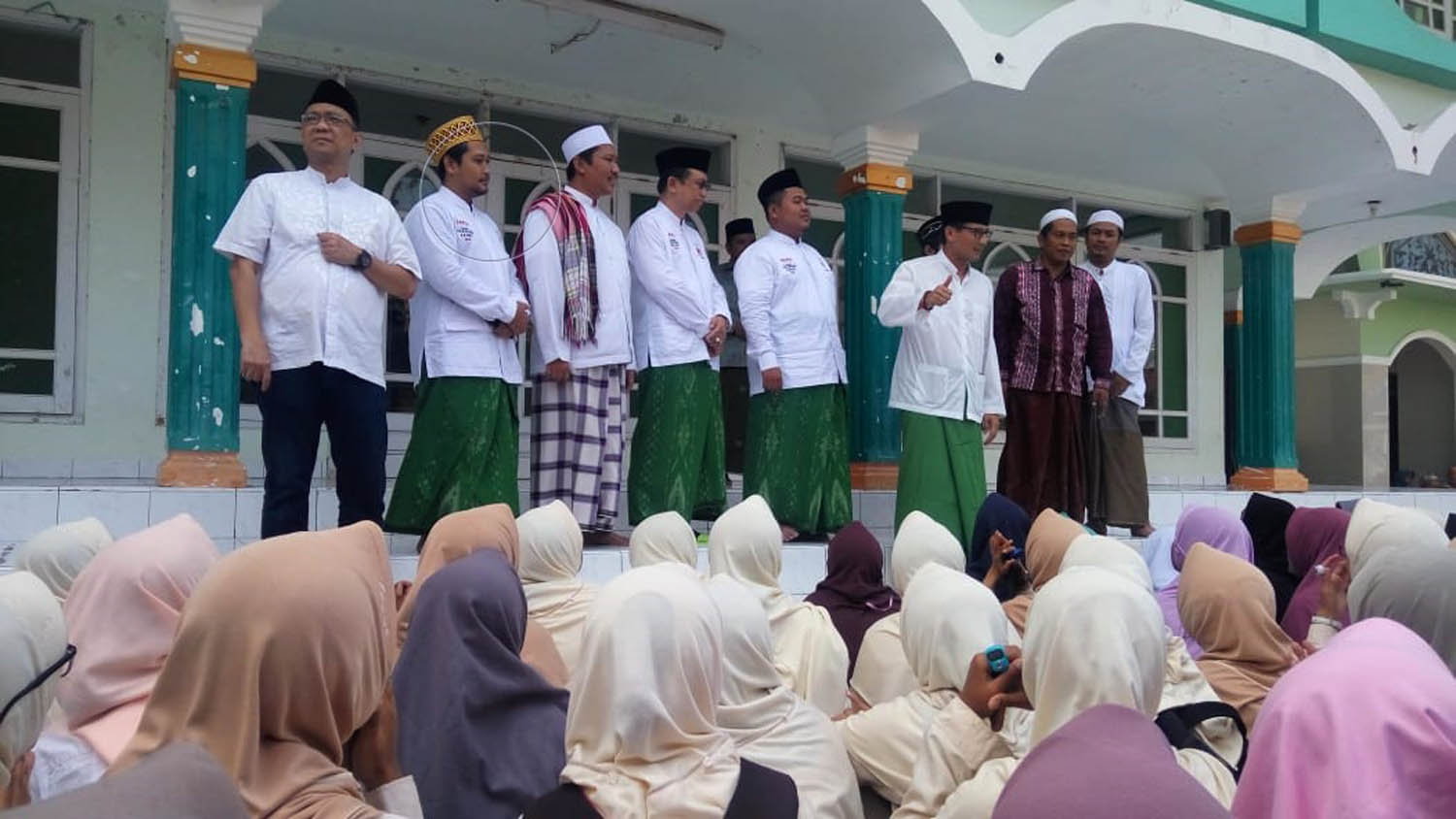 Cawapres Sandiaga Uno (nomor tiga dari kanan) saat mengunjungi Pesantren Nurul Jadid, Probolinggo. (Foto: Ikhsan/ngopibareng.id)