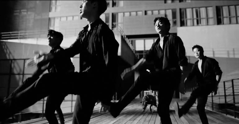 Nuansa hitam putih di teaser video musik Lay EXO.