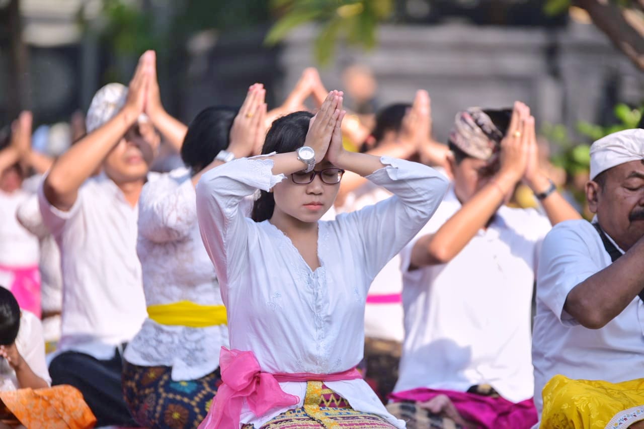 Doa bersama di Pura Jagat Karana, Jalan Ikan Lumba-lumba nomor 1, Surabaya. 