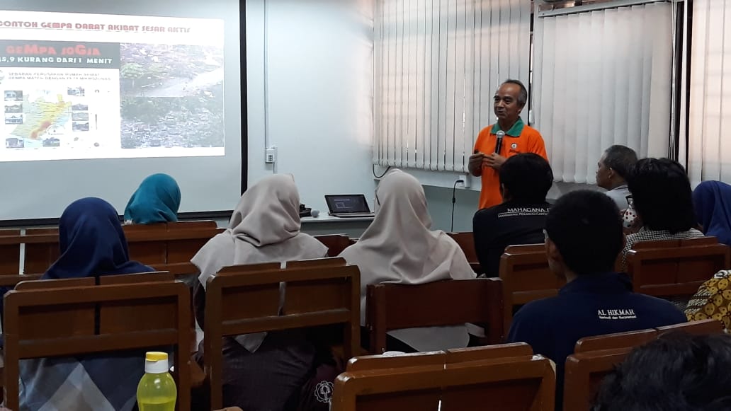  PRESENTASI: Penyampaian materi seputar gempa dari Dr.Ir Amien Widodo M.Si (berdiri, kanan) dalam kegiatan Open Talk Bencana bersama komunitas  bencana alam dan komunitas lingkungan di ITS, Surabaya, Minggu 7 Oktober 2018. (foto: titis/ngopibareng.id)