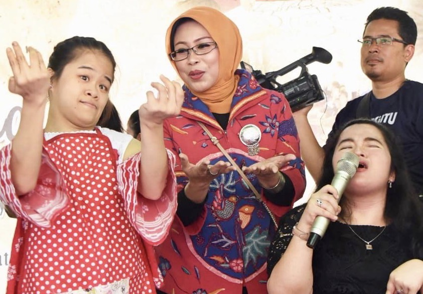 (Tengah) Ketua Umum Badan Kerjasama Organisasi Wanita Jawa Timur, Dra. Hj. Fatma Saifullah Yusuf di acara World Cerebral Palsy Culture Parade, di Taman Flora Surabaya. Foto: istimewa 