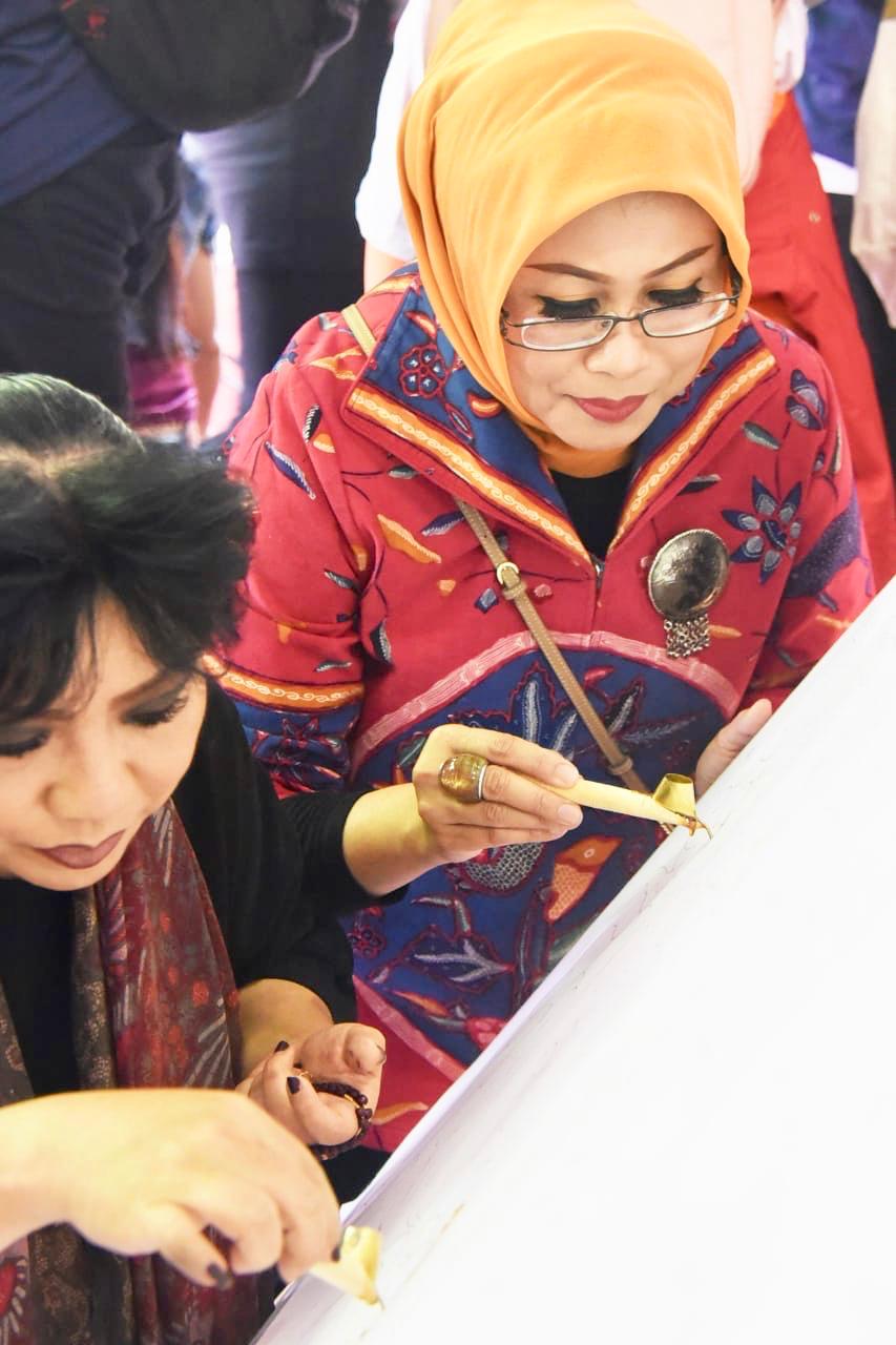 (Kanan) Ketua Umum Badan Kerjasama Organisasi Wanita Jawa Timur, Dra. Hj. Fatma Saifullah Yusuf di acara World Cerebral Palsy Culture Parade, di Taman Flora Surabaya. Foto: istimewa 