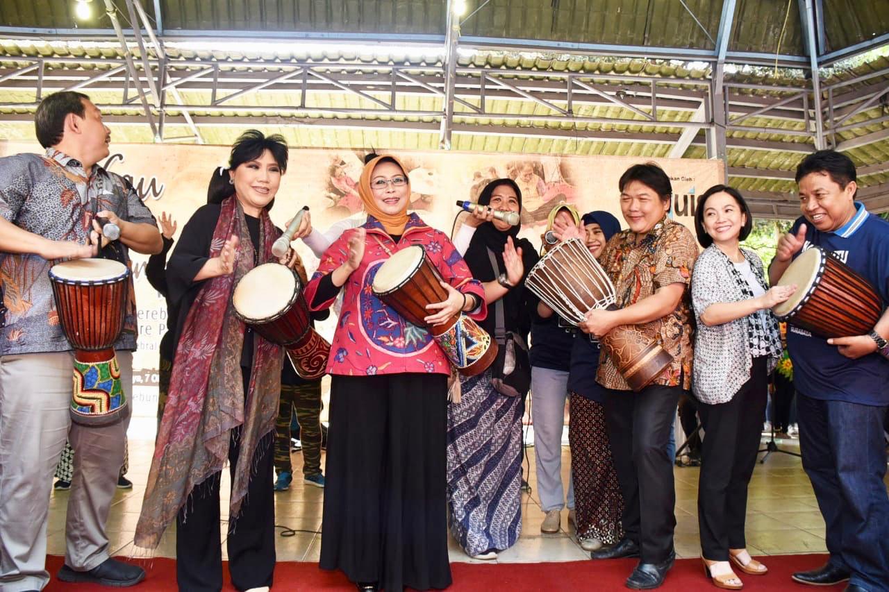 (Tengah) Ketua Umum Badan Kerjasama Organisasi Wanita Jawa Timur, Dra. Hj. Fatma Saifullah Yusuf di acara World Cerebral Palsy Culture Parade, di Taman Flora Surabaya. Foto: istimewa 