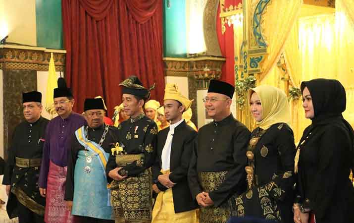 PROSESI GELAR : Pemberian gelar Tuanku Sri Indra Utama Junjungan Negeri kepada Presiden Jokowi di Istana Maimun Medan, Minggu 7 Oktober 2018. (foto: setneg for ngopibareng.id)