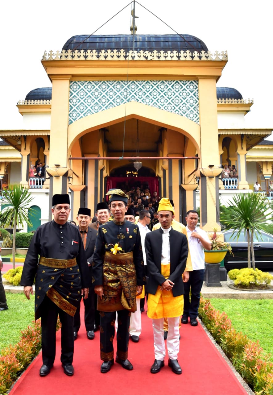 MENUJU ISTANA:  Pemberian gelar Tuanku Sri Indra Utama Junjungan Negeri kepada Presiden Jokowi di Istana Maimun Medan, Minggu 7 Oktober 2018. (foto: setneg for ngopibareng.id)
