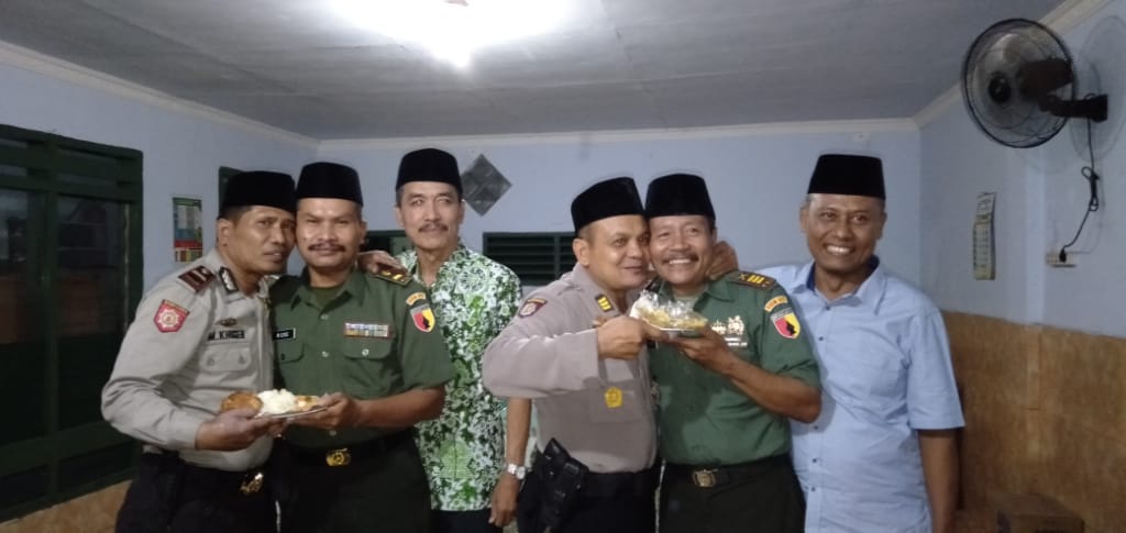 Danramil 0815/10 Bersama Camat Dan Kapolsek Tampak Akrab Saat Gelar Tasyakuran 