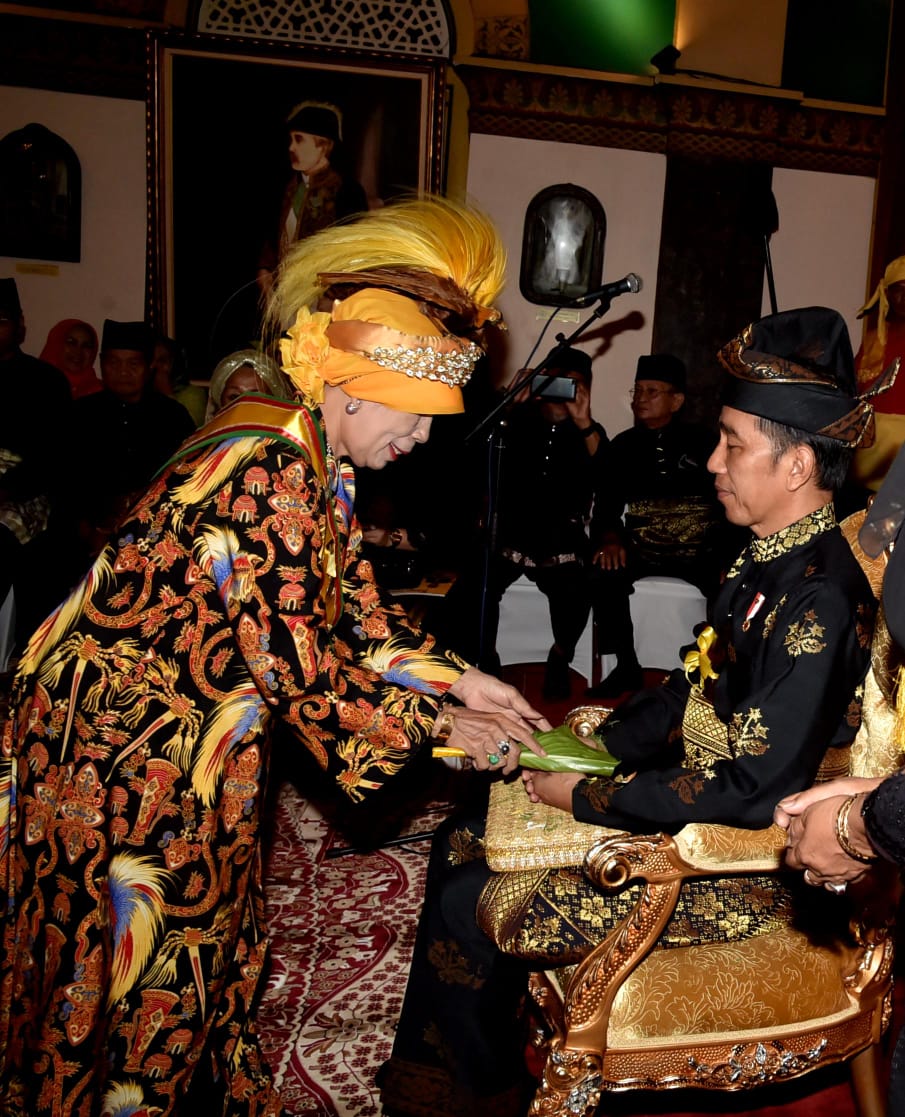 PROSESI:  Pemberian gelar Tuanku Sri Indra Utama Junjungan Negeri kepada Presiden Jokowi di Istana Maimun Medan, Minggu 7 Oktober 2018. (foto: setneg for ngopibareng.id)