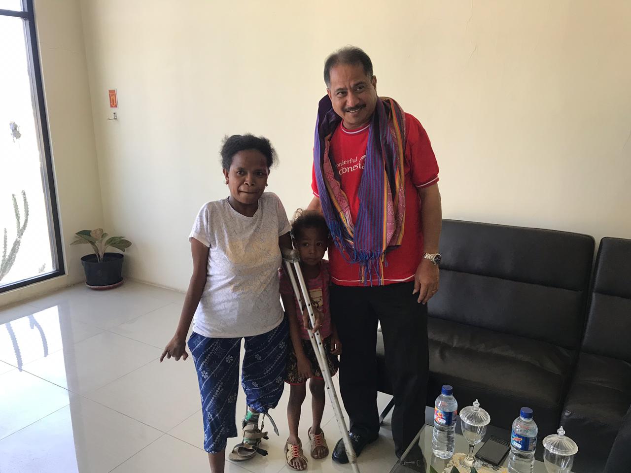 Menpar dan Ibu bertha. foto:kemenpar