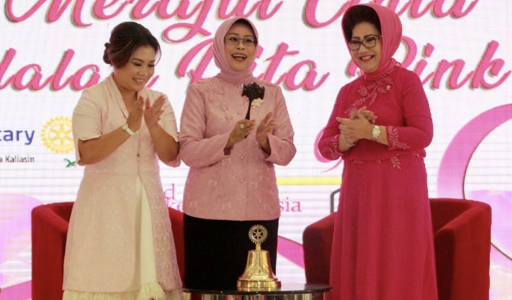 (Tengah) Ketua Umum Badan Kerjasama Organisasi Wanita Provinsi Jawa Timur Dra. Hj. Fatma Saifullah Yusuf saat menghadiri Workshop Merajut Cinta Dalam Pita Pink bersama komunitas merajut Surabaya di Lenmarc Surabaya. Foto: istimewa