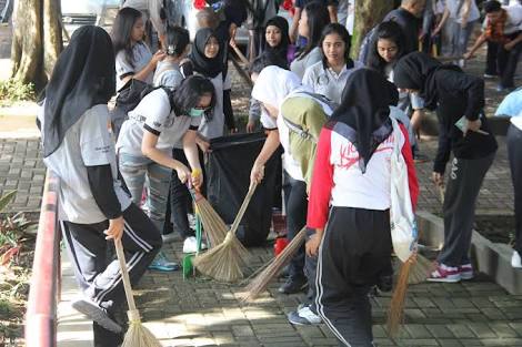 Kompak bersih-bersih kota... foto:dok stp bandung.