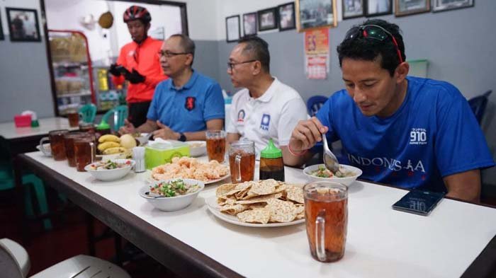 Sandi Uno menikmati keripik tempe setipis ATM.