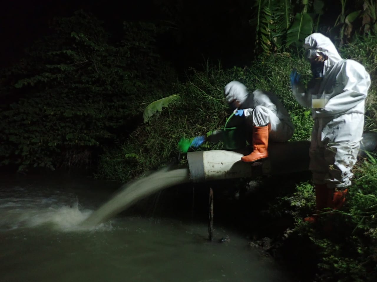 Saluran pembuangan limbah cair perusahaan kertas, Mount Dream Indonesia. (foto: ecoton) for ngopibareng.id)