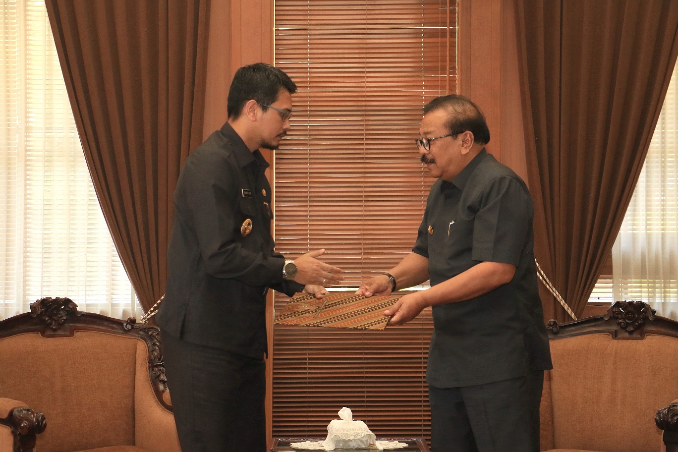 Wakil Wali Kota Pasuruan Raharto Teno dan Gubernur Jawa Timur Soekarwo saat penyerahan SK Plt, di Kantor Gubernur Jawa Timur, Surabaya, Senin, 8 Oktober 2018. (foto: Istimewa) 