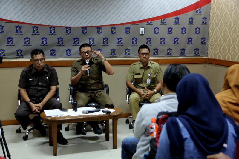 Satuan Polisi Pamong Praja (Satpol PP) dan Badan Penanggulangan Bencana dan Perlindungan Masyarakat (BPB Linmas) Kota Surabaya Saat memberi keterangan pers di kantor Humas Pemkot Surabaya, Senin, 8 Oktober 2018. (foto: farid/ngopibareng.id) 