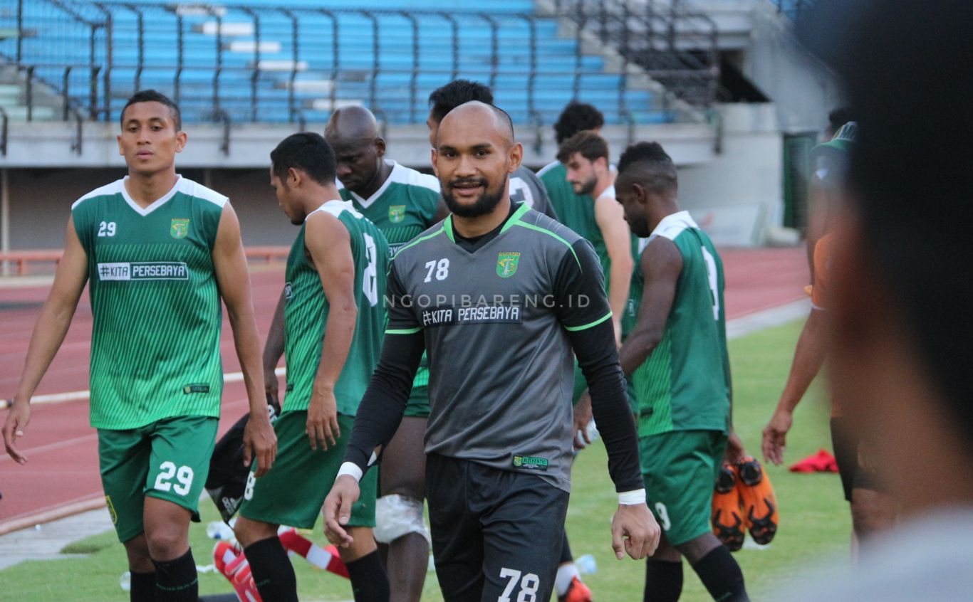 Kiper Peraebaya, Alfonsius Kelvan. (foto: Haris/ngopibareng)