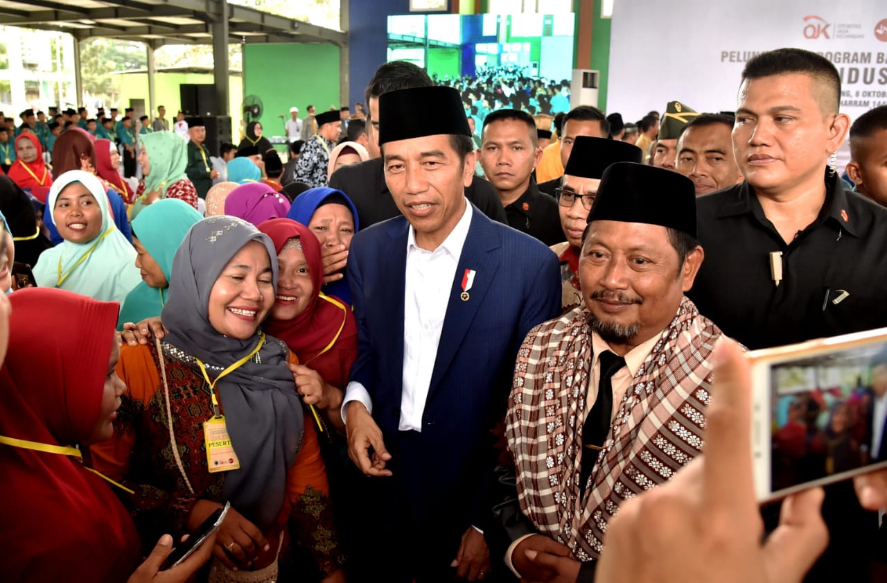 IDOLA: Presiden Joko Widodo saat di Pesantren Mawaridussalam, Desa Tumpatan Nibung, Kecamatan Batang Kuis, Kabupaten Deli Serdang.  (foto: setneg for ngopibareng.id)