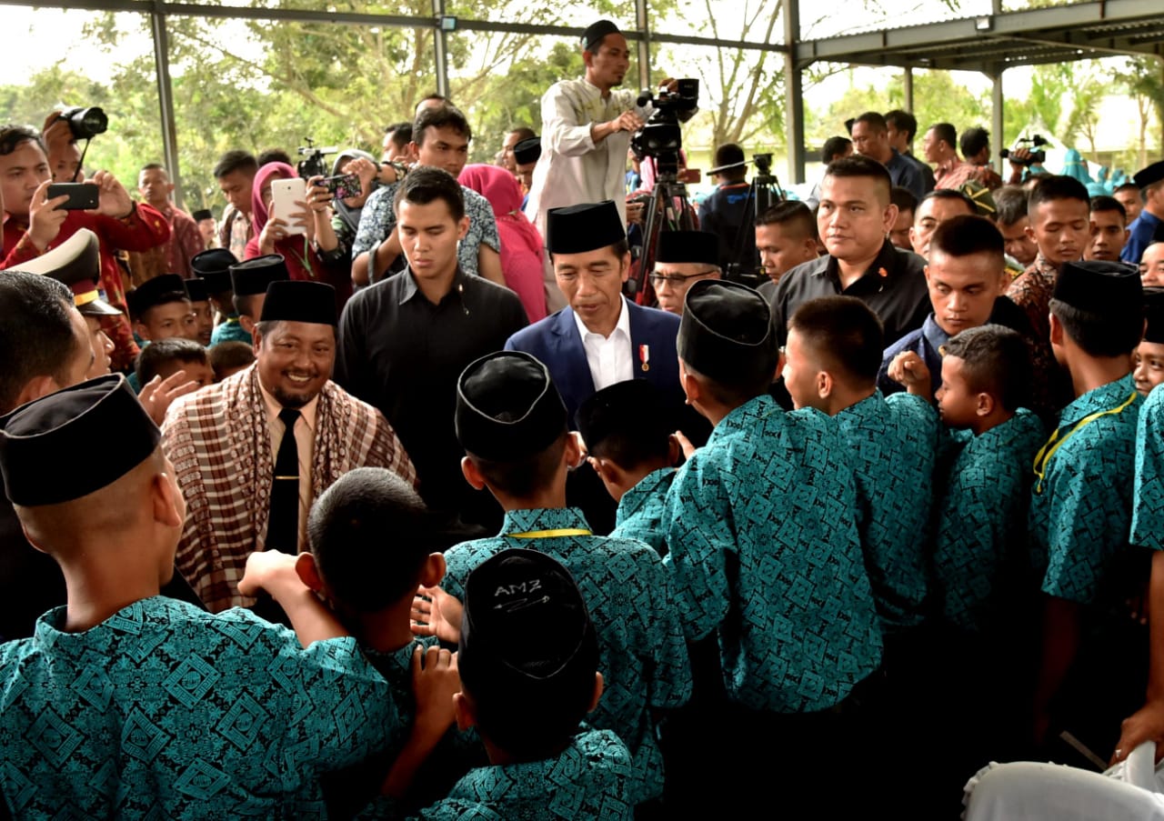 SALAM KAGUM: Presiden Joko Widodo Pondok saat di Pesantren Mawaridussalam, Desa Tumpatan Nibung, Kecamatan Batang Kuis, Kabupaten Deli Serdang.  (foto: setneg for ngopibareng.id)