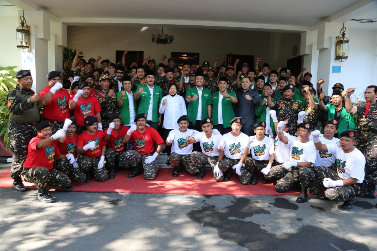 BERSAMA : Wali Kota Surabaya Tri Rismaharini menerima rombongan Kirab Satu Negeri GP Ansor di Rumah Dinas Wali Kota Surabaya. (foto: ngopibareng.id)