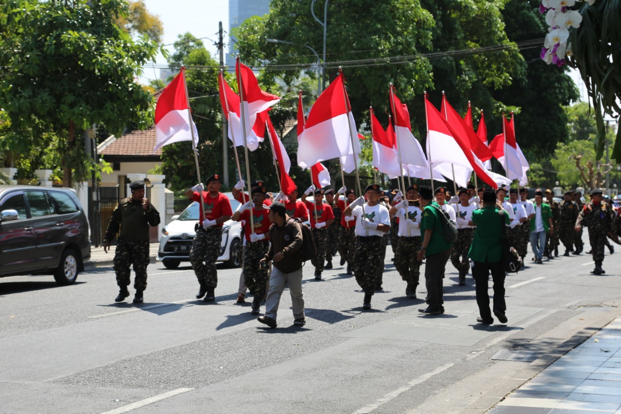PERJALANAN: Rombongan Kirab Satu Negeri GP Ansor di Rumah Dinas Wali Kota Surabaya. (foto: ngopibareng.id)