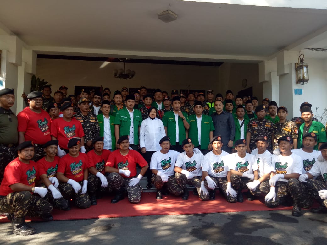 Saat Risma menyambut Rombongan Kirab Satu Negeri, di Rumah Dinas Wali Kota Surabaya, Senin, 8 Oktober 2018. (foto: farid/ngopibareng.id) 