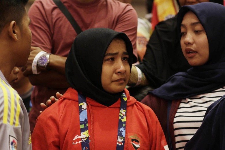 Atlet Judo Indonesia, Miftahul Jannah sedih usai dirinya didiskualifikasi lantaran pelatih tak mengetahui aturan larangan berhijab. Foto: ANTARA/M. Iqbal Ichsan.