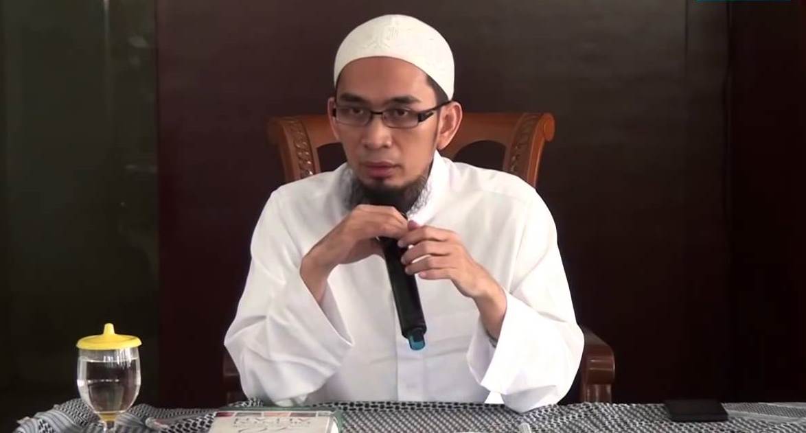 Ustadz Adi Hidayat memberi hadiah umrah untuk atlet judo Miftahul Jannah bersama dua keluarganya.