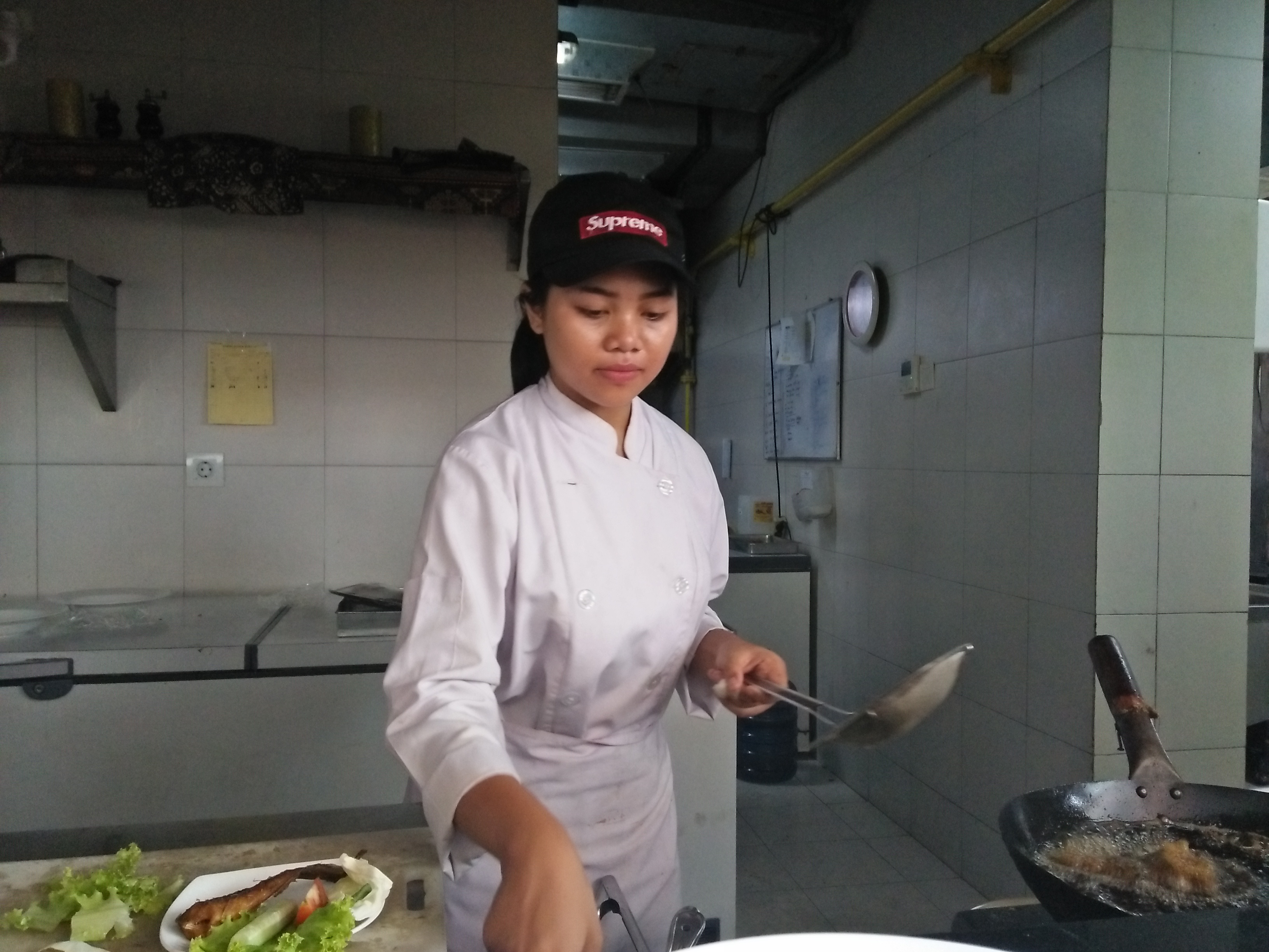 Live cooking di Lisa's Kitchen by Ayola La Lisa Surabaya. (Foto: Amanah/ngopibareng.id)