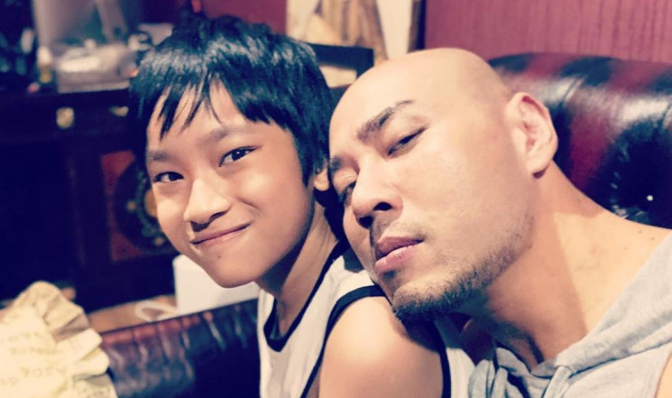 Deddy Corbuzier dan putranya, Azka Corbuzier.