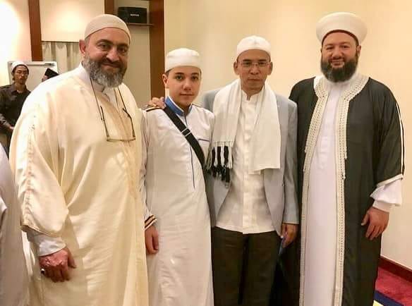 Tuan Guru Bajang (TGB) hadir di antara para ulama lain. (foto: najih r for ngopibareng.id)
