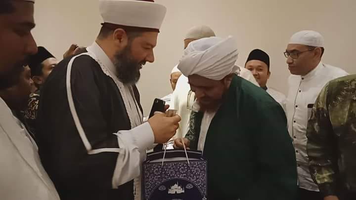 HADIAH: Habib Umar bin Hafidz menerima hadiah dialog terbatas bersama 30 tokoh Nasional di Jakarta. (foto: najih r for ngopibareng.id)