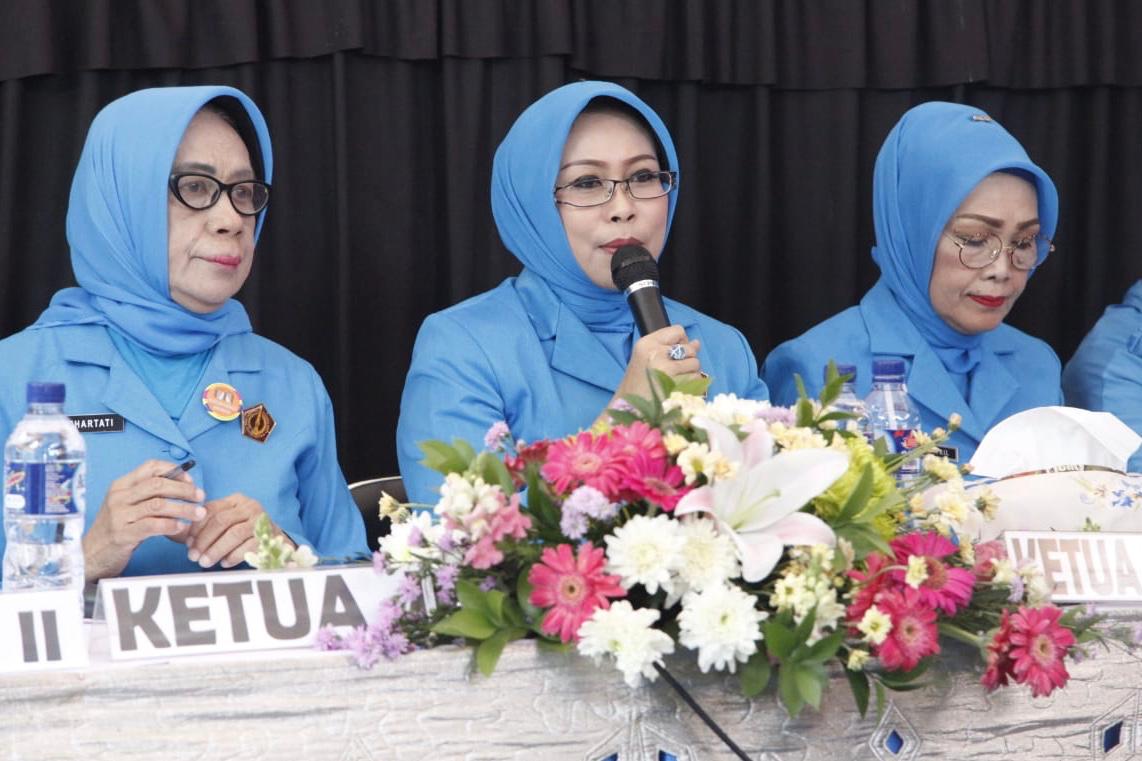 Ketua Umum BKOW Jawa Timur, Dra. Hj. Fatma Saifullah Yusuf (tengah). Foto: humas Jatim