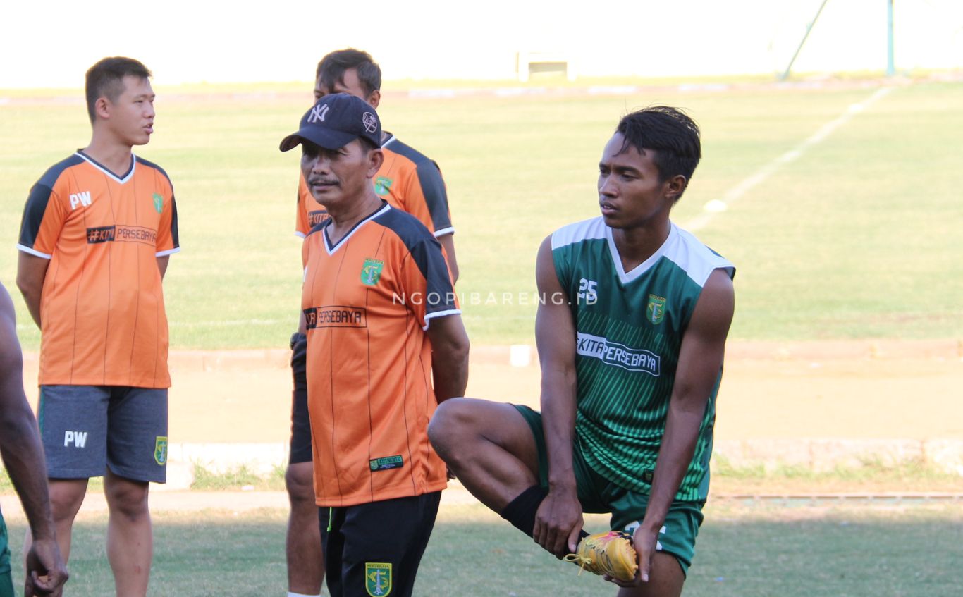 Pelatih Persebaya, Djajang Nurdjaman (topi) bersama M Irvan (hijau). (Foto: Haris/ngopibareng.id)