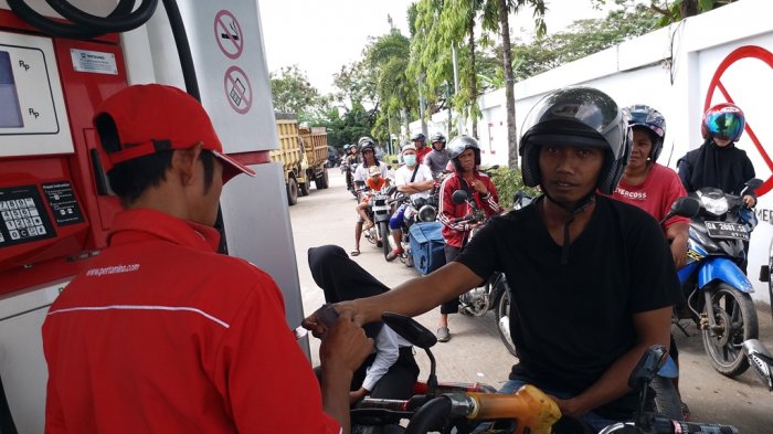 Ilustrasi konsumen sedang mengantre di sebuah SPBU. (Foto: Tribun)