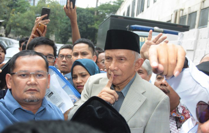 Ketua Dewan Kehormatan Partai Amanat Nasional (PAN) Amien Rais (tengah) bersiap menjalani pemeriksaan di Direktorat Kriminal Umum Polda Metro Jaya, Jakarta, Rabu 10 Oktober 2018. Penyidik Direktorat Kriminal Umum melakukan pemeriksaan terhadap Amien Rais sebagai saksi terkait kasus berita bohong untuk tersangka Ratna Sarumpaet. (Foto: Antara/Reno Esnir)