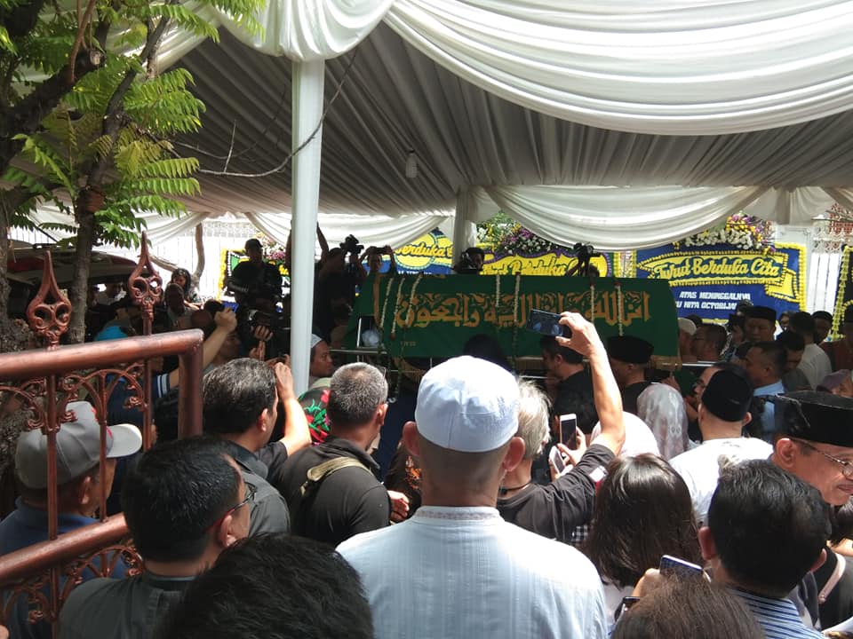 Jenazah Nita Octobijanthy diberangkatkan dari rumah duka ke TPU Tanah Kusir.