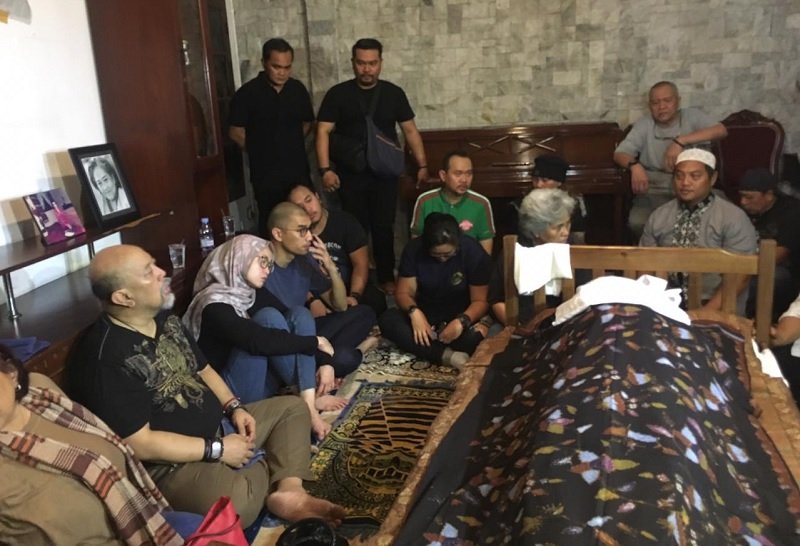 Jenazah Nita Octobijanthy, istri Indro Warkop disemayamkan di rumah duka, Jalan Kayu Putih Tengah IIA, Jakarta Timur.