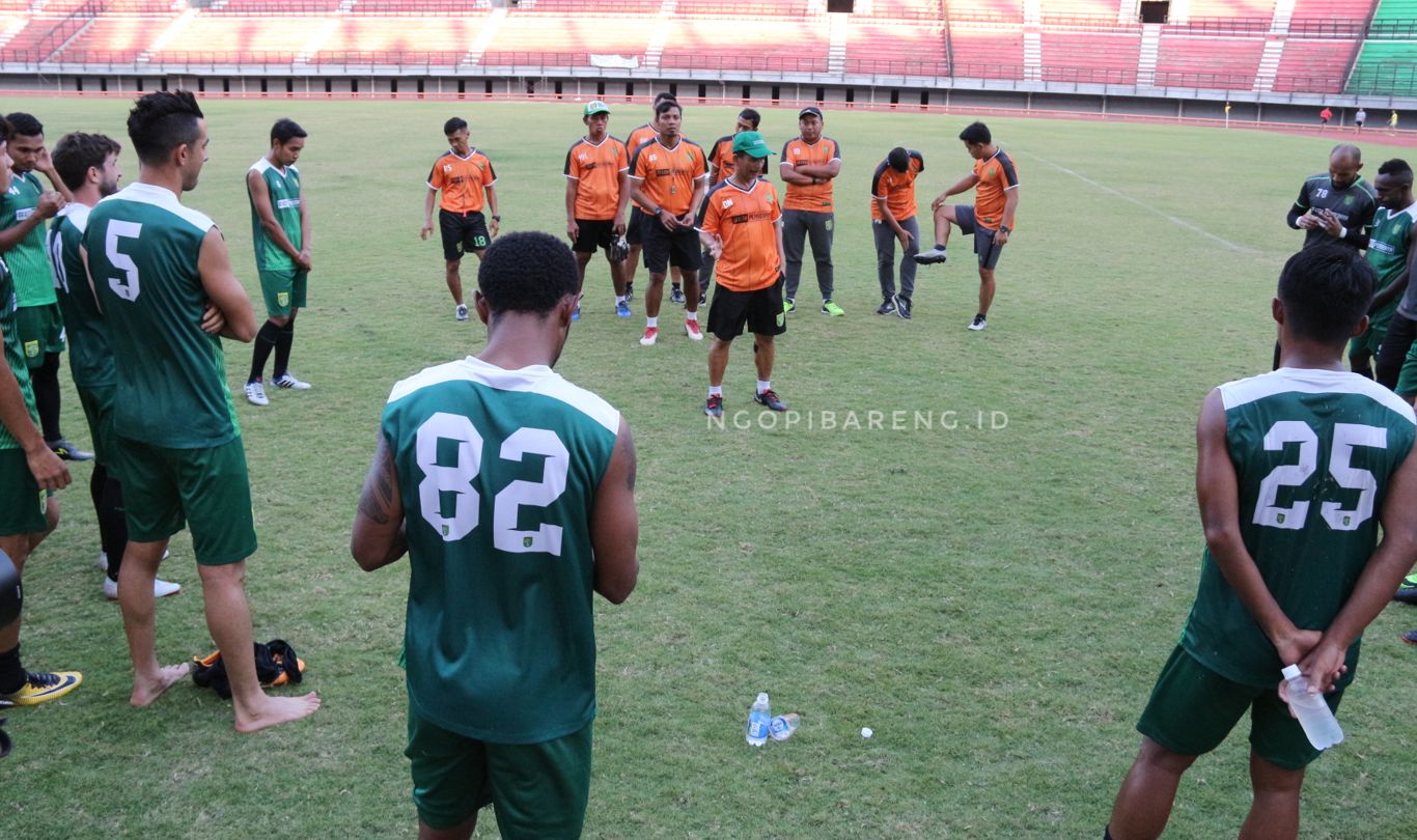 Pelatih Persebaya, Djajang Nurdjaman saat memberi intruksi ke pemainnya. (Foto: Haris/ngopibareng.id)