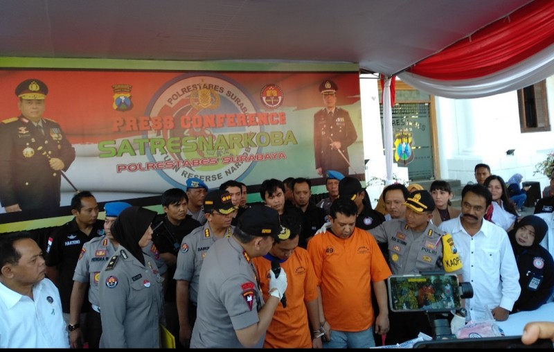 Kapolda Jatim, Irjen Pol Luki Hermawan dalam konferensi di Mapolrestabes Surabaya, Rabu, 10 Oktober 2018. (Foto: Ocan/ngopibareng.id)