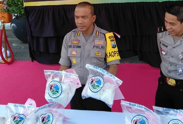 Kapolrestabes Surabaya Kombespol Rudi Setiawan saat gelar perkara kasus narkoba seberat 6,2 kg atau setara Rp8 miliar, Rabu 10 Oktober 2018. (Foto: Ocan/ngopibareng.id)