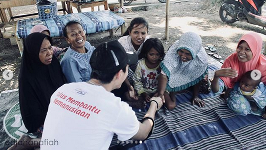 Jojo bertemu para ibu dan anak-anak korban gempa Lombok, Minggu 7 Oktober 2018.