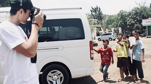 Jojo yang punya hobi fotografi mengabadikan anak-anak para korban gempa Lombok.