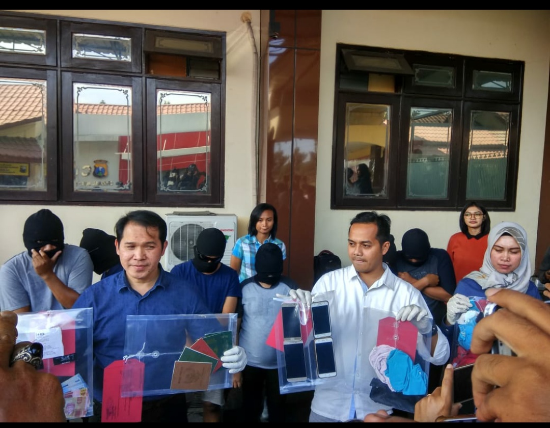 Para pasutri yang terlibat pesta seks bertukar pasangan alias swingers saat di Markas Polda Jawa Timur. (Foto: Istimewa)