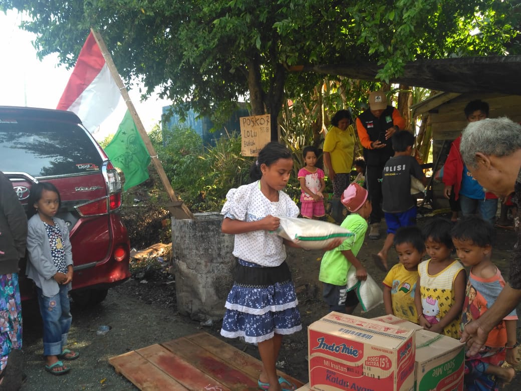BANTUAN: Penyaluran bantuan logistik Tim NU Peduli Sulteng di Posko 7, Desa Lolu Kecamatan Sigi Biromaru, Kabupaten Sigi. (foto: nu for ngopibareng.id)