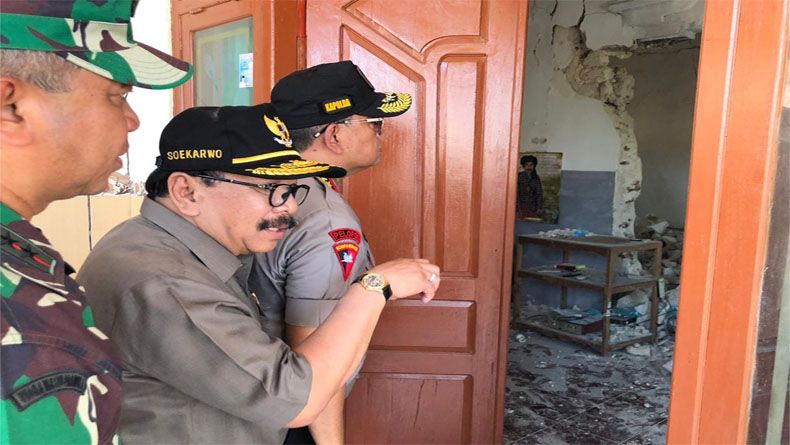 Gubernur Soekarwo didampingi Pangdam V/Brawijaya Mayjen TNI Arif Rahman dan Kapolda Jatim, Irjen Pol Luki Hermawan meninjau lokasi korban gempa Situbondo di Pulau Sapudi, Kamis 11 Oktober 2018. (Foto: BPBD Jatim)