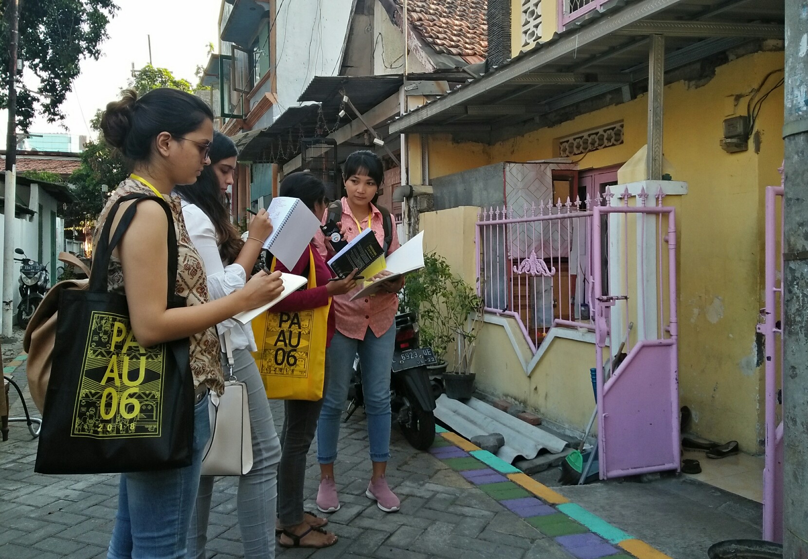 Para peserta PAAU 2018 ketika menjelajahi Kampung Ketandan Surabaya, Kamis, 11 Oktober 2018. (Foto: Amanah/ngopibareng.id)