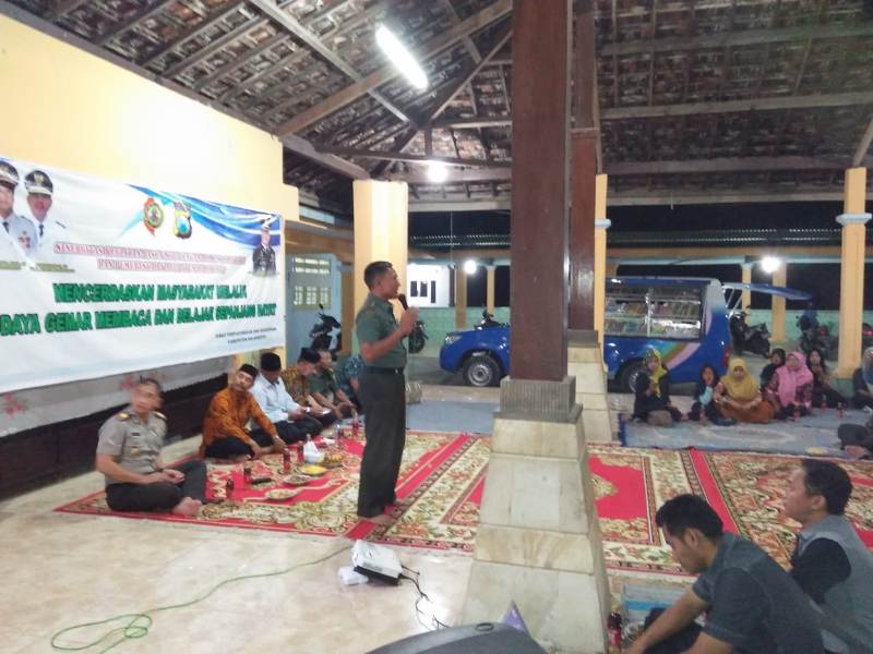 Kasdim 0815 Mayor Inf Nuryakin, S.Sos Saat Memberikan Wasbang Bagi Masyarakat Jrambe Dlanggu, Mojokerto