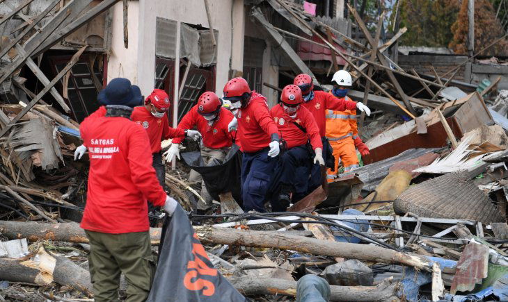 Petugas Basarnas dan relawan membawa kantong mayat korban gempa dan tsunami Palu di Pantai Talise, Palu, Sulawesi Tengah, Kamis 11 Oktober 2018. Pemerintah memperpanjang masa tanggap darurat bencana gempa dan tsunami Sulawesi Tengah hingga 26 Oktober 2018, sedangkan proses evakuasi korban resmi dihentikan. (Foto: Antara)