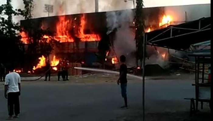 Api melalap Stadion Surajaya Lamongan pagi tadi. (Foto: Totok/ngopibareng.id)