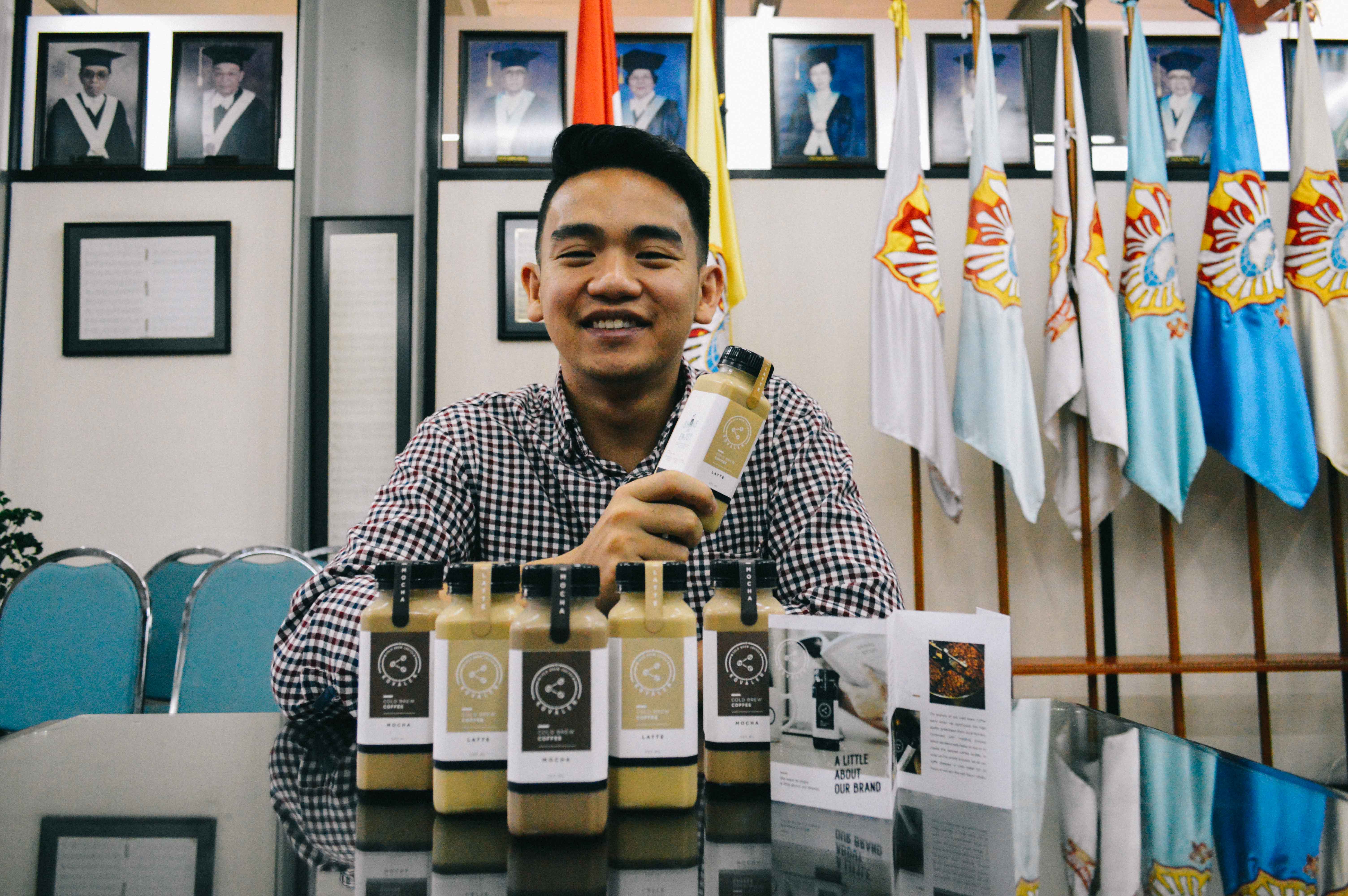 Andrew Budianto pemilik bisnis Kovalen Coffee menunjukan produk kopi buatannya. (Foto: Humas UKWMS)