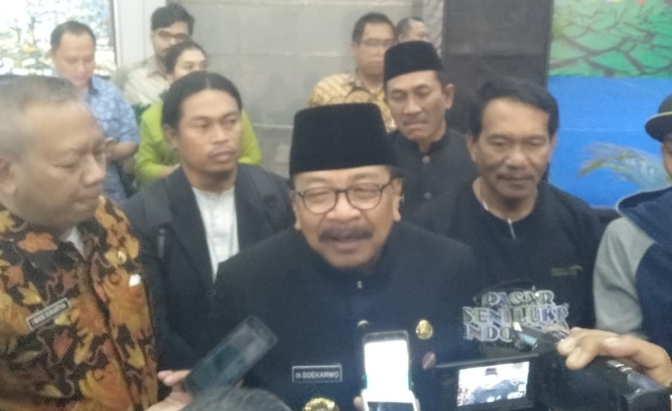 Gubernur Jatim, Soekarwo usai membuka Pasar Seni Lukis Indonesia di JX, Surabaya. (foto: Ocan/ngopibareng)